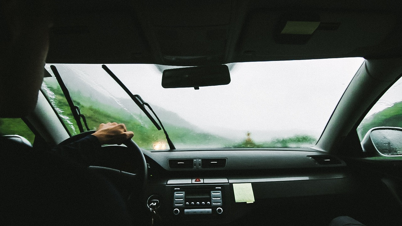 Allumez vos feux de route pendant 10 secondes avant de conduire : cette astuce vous fera économiser beaucoup d'argent !