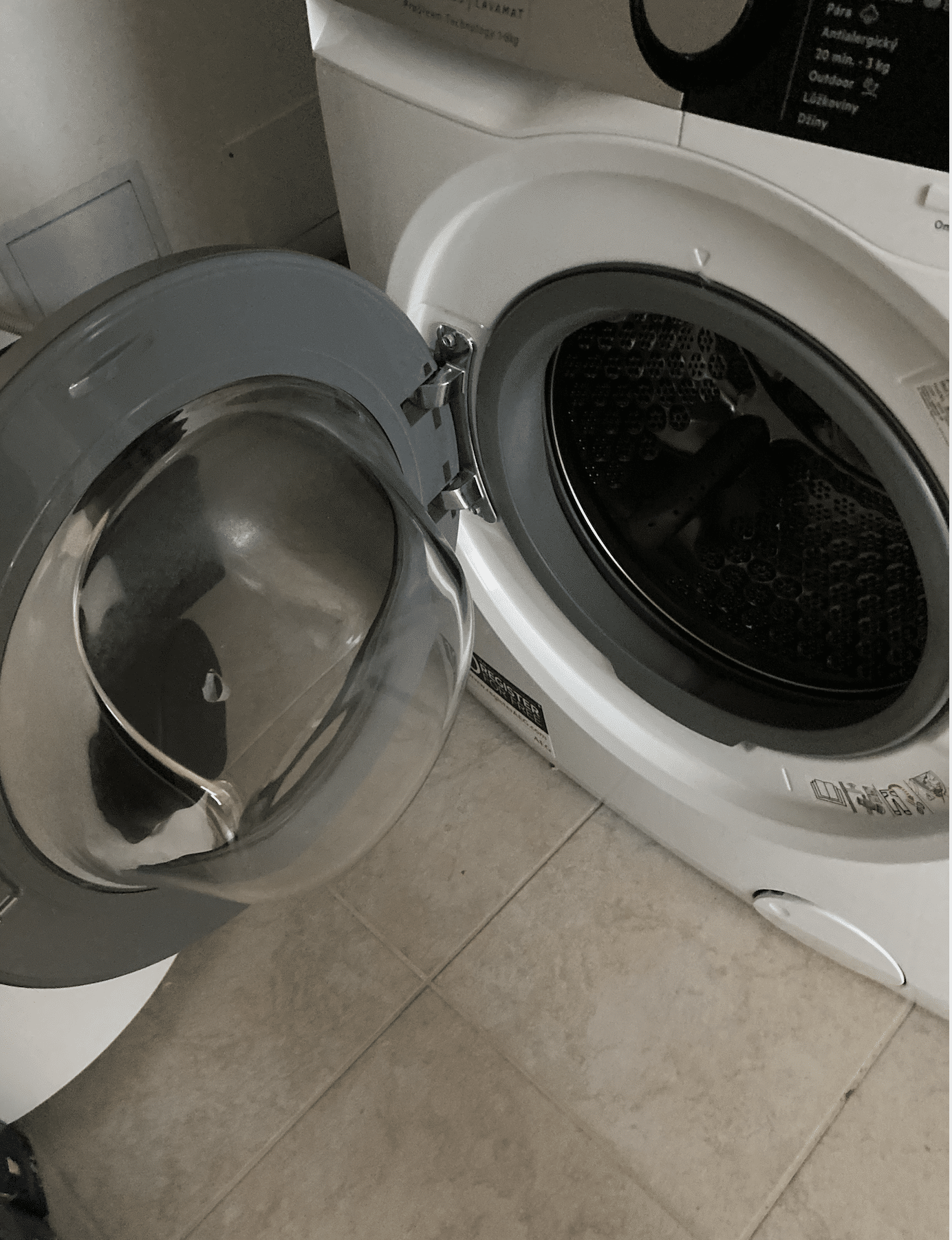 Ne laissez jamais la porte du lave-linge ouverte : c'est une grave erreur !