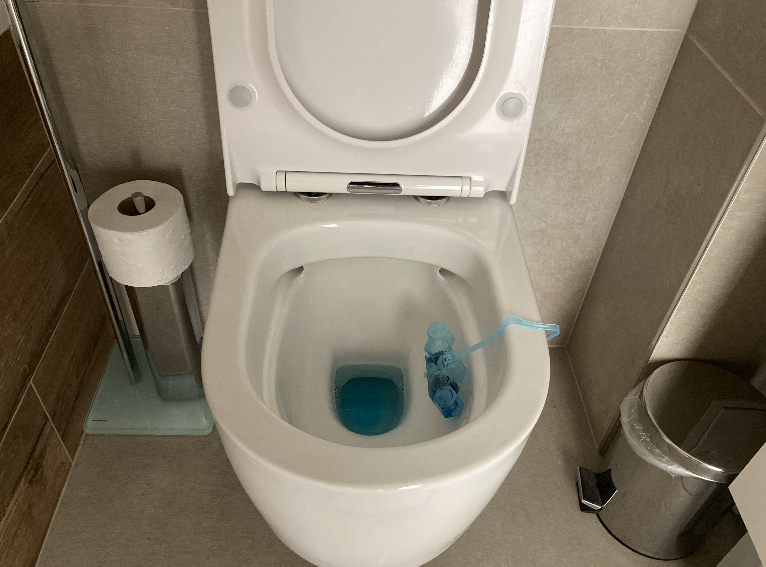 Je jette cette TABLEtte dans la cuvette et les toilettes sont comme neuves - le revêtement, les taches et le calcaire ont tous disparu : Une astuce maison que je ne connaissais pas !