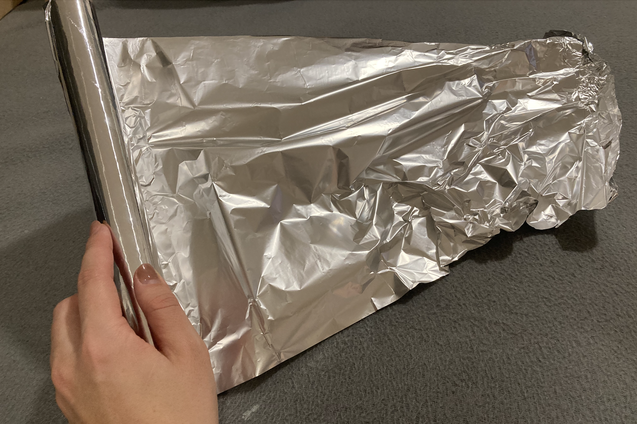 Enveloppez-vous la viande dans le côté brillant ou sombre de la feuille d'aluminium lorsque vous la faites cuire ? Une DIFFÉRENCE importante que tout le monde devrait connaître !