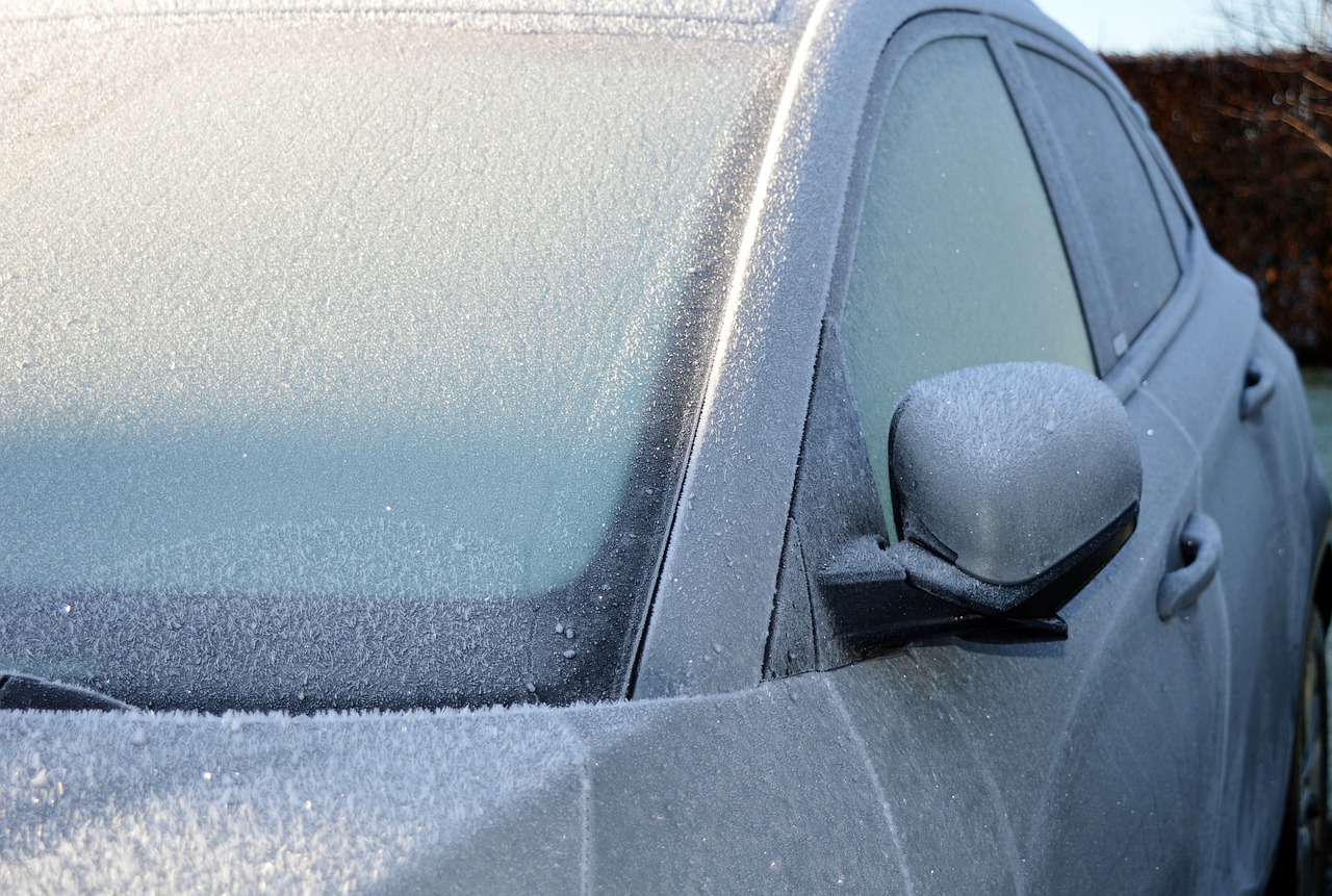 Comment dégivrer rapidement les vitres d'une voiture ? Une astuce que CHAQUE conducteur devrait connaître en hiver !