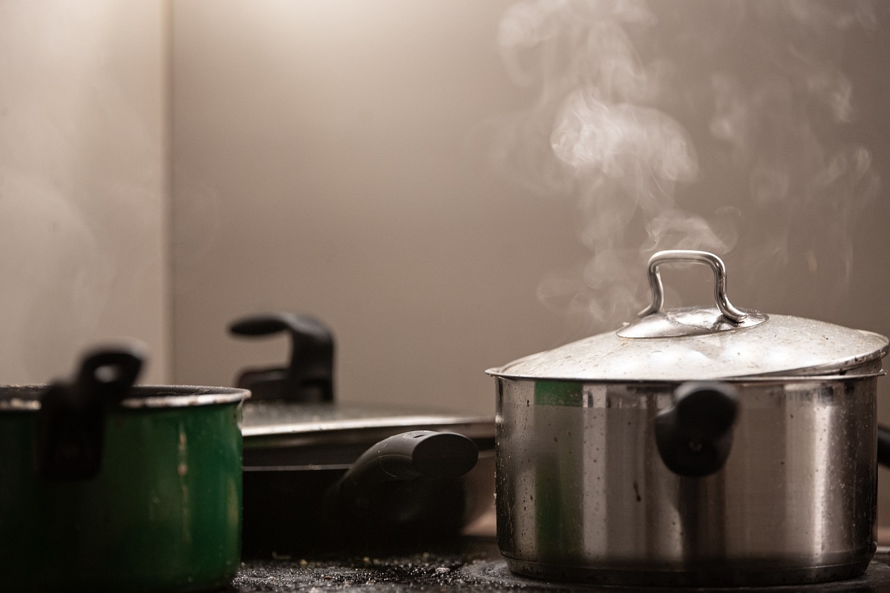 Un ami m'a montré une astuce pour enlever rapidement toute la saleté et la graisse brûlée des casseroles : la DIFFERENCE est énorme !