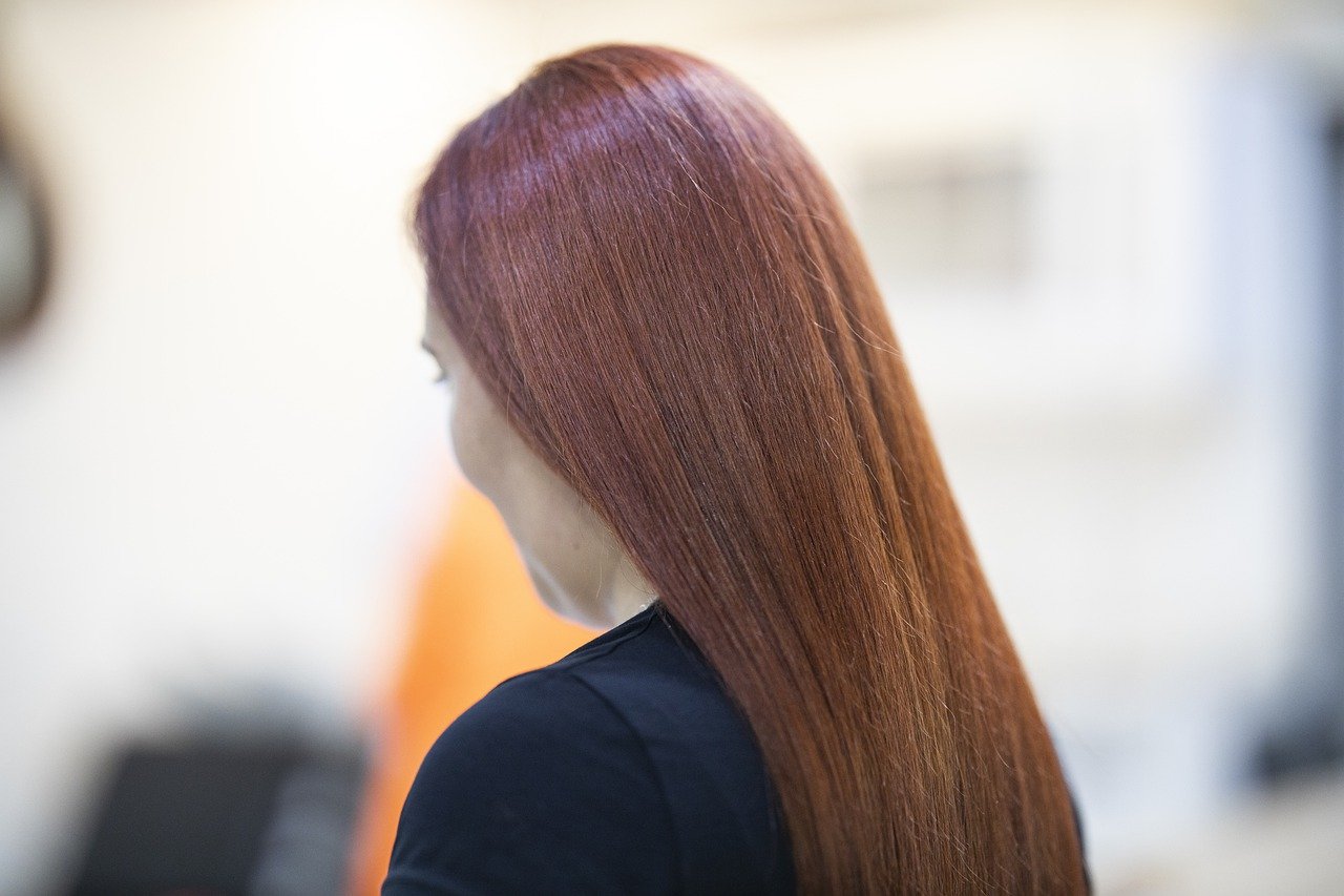 Il n'est pas nécessaire de recourir à des teintures pour couvrir les cheveux gris : cette méthode permet de lutter contre les cheveux gris et de renforcer votre santé !