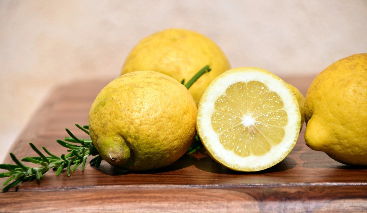 Les citrons deviennent de plus en plus chers : l'astuce pour les garder frais pendant 3 MOIS ou plus et éviter qu'ils ne pourrissent !