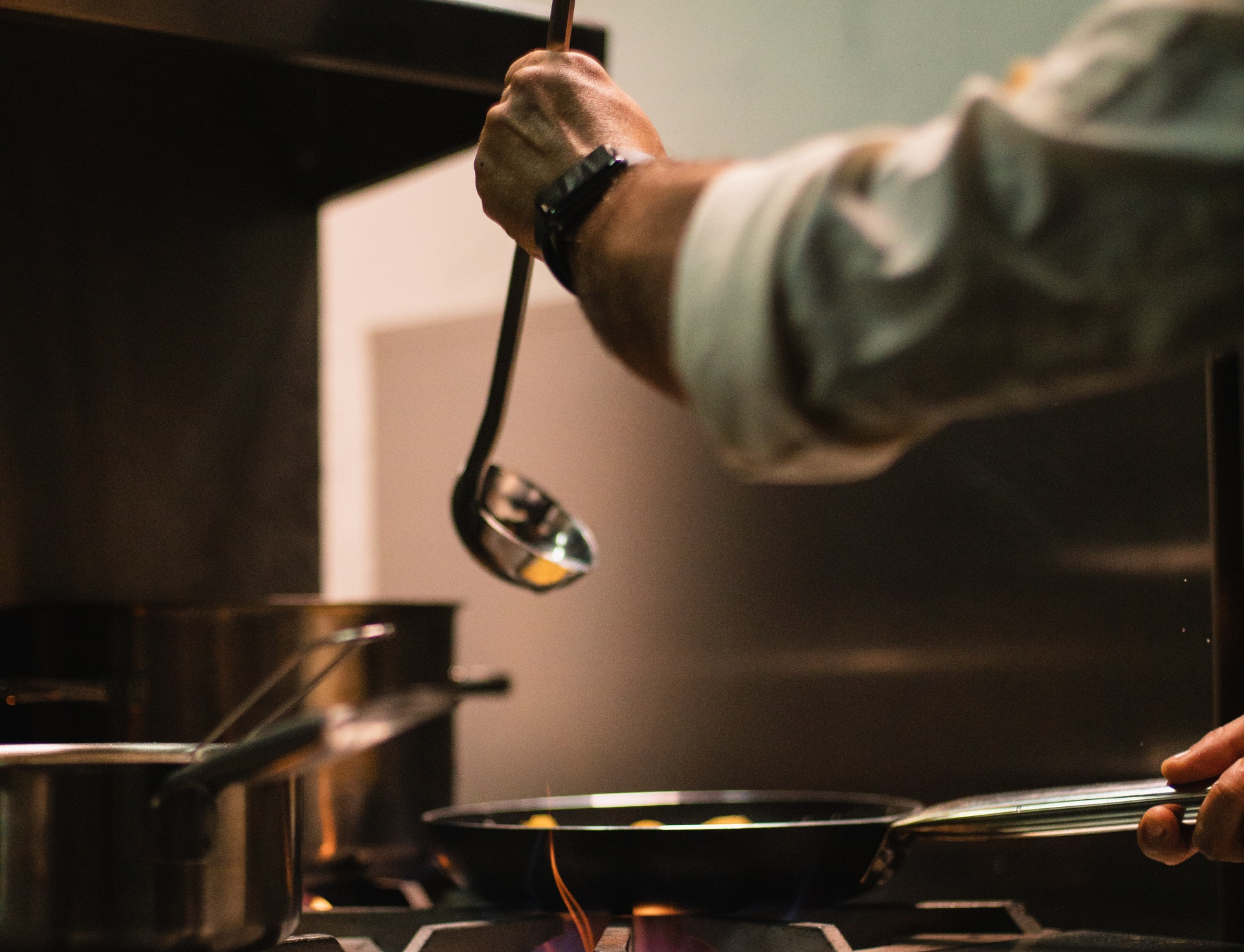 Une poêle rayée sera comme neuve : il suffit d'un produit que tout le monde a dans sa cuisine !