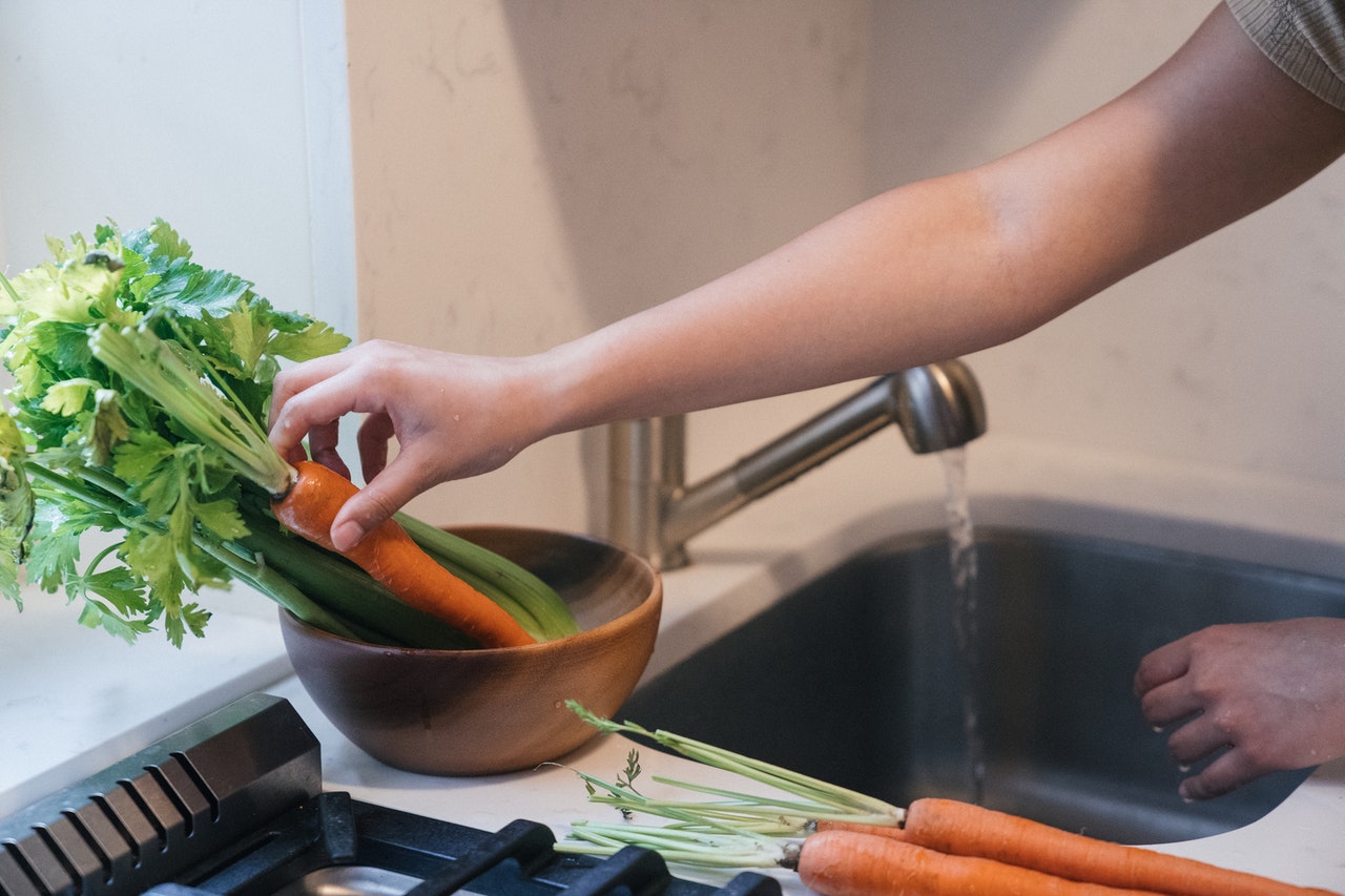 N'OUBLIEZ PAS le vinaigre et le bicarbonate de soude : Un plombier expérimenté m'a expliqué comment réparer RAPIDEMENT et facilement un évier coincé !