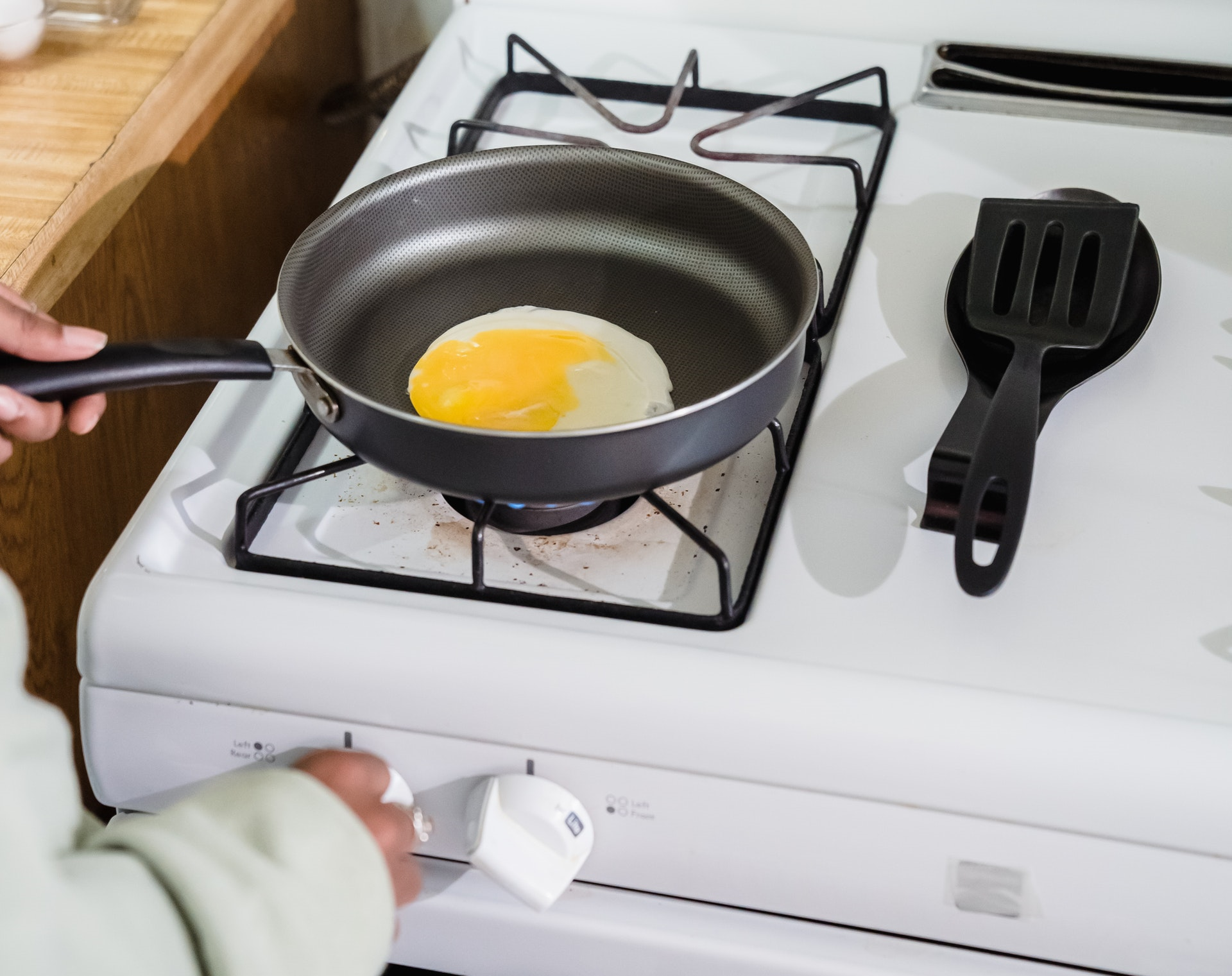 Une poêle rayée sera comme neuve : il suffit d'un produit que tout le monde a dans sa cuisine !