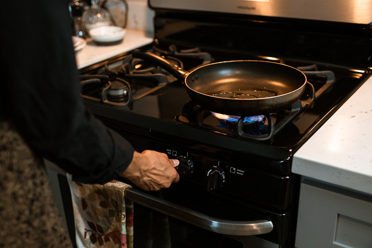 Une poêle rayée sera comme neuve : il suffit d'un produit que tout le monde a dans sa cuisine !