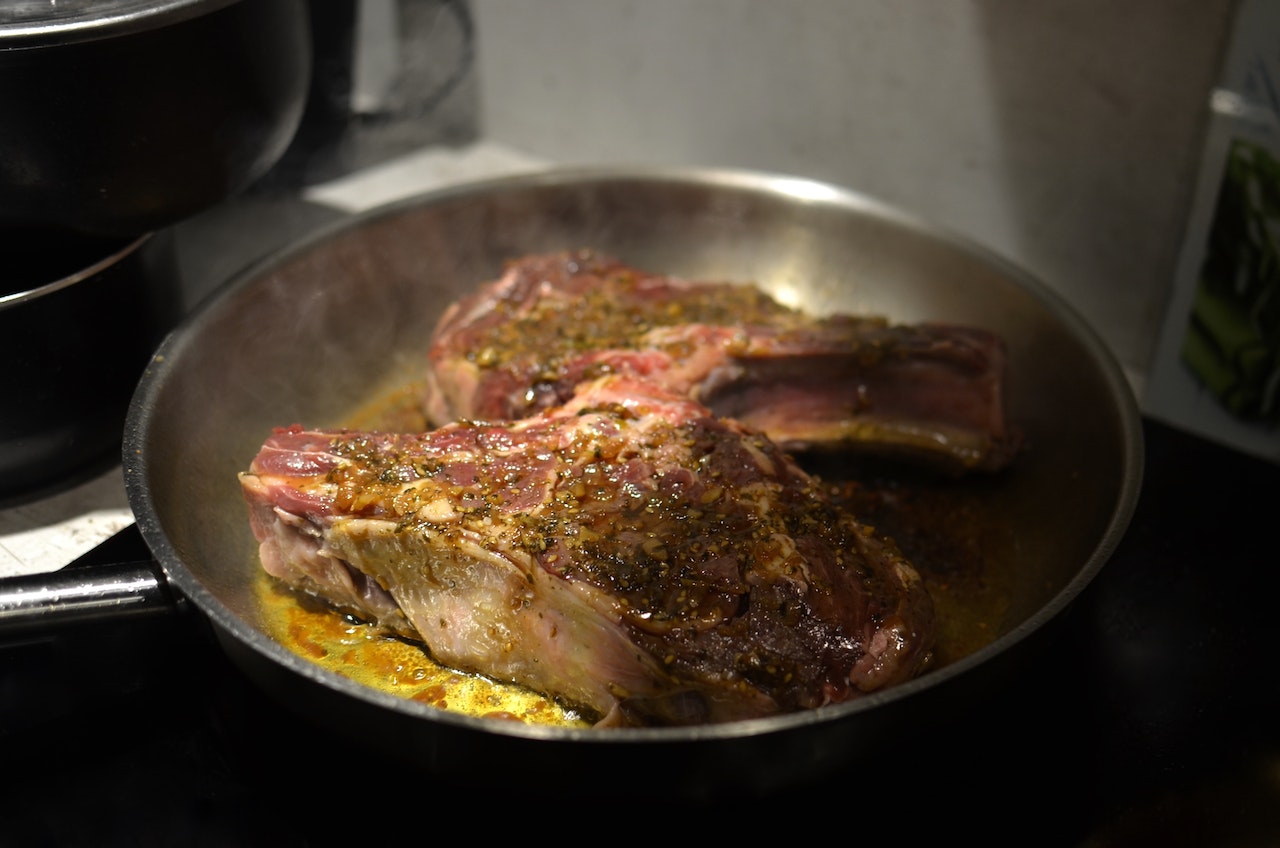 Une poêle rayée sera comme neuve : il suffit d'un produit que tout le monde a dans sa cuisine !