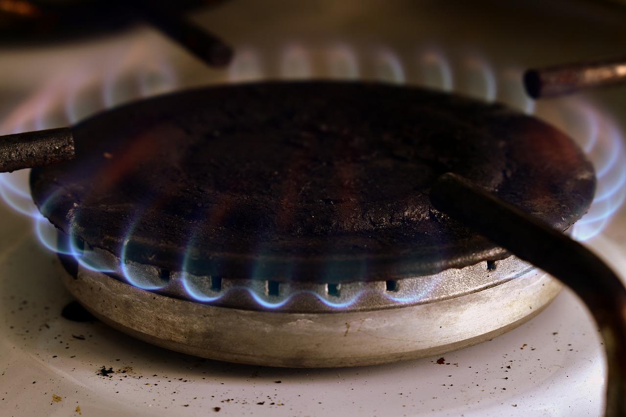 La saleté et la graisse brûlée disparaissent en un clin d'œil : l'astuce parfaite pour nettoyer votre cuisinière et votre four sans effort !