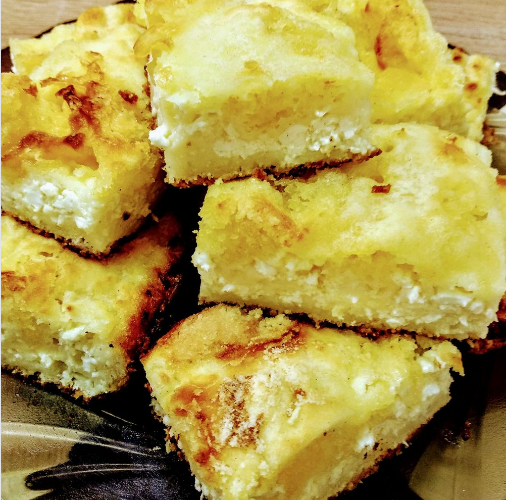 Strudel au cheesecake pour femme paresseuse : Un gâteau étonnant et juteux sans pâte - il suffit de l'empiler sur la plaque de cuisson et de ne plus s'en préoccuper !