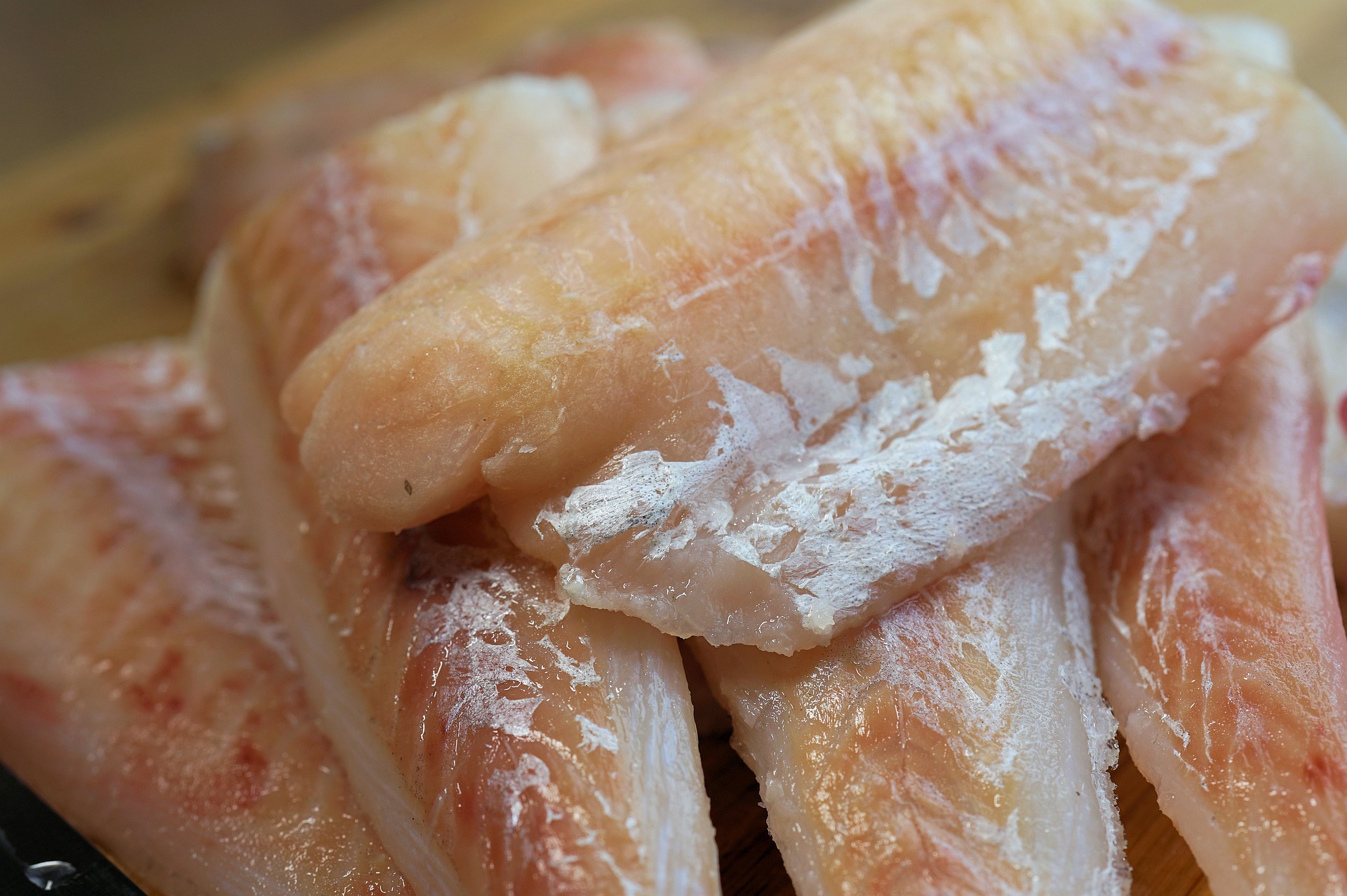 Ne jamais laver le poulet à l'eau courante : une raison que tout le monde devrait connaître !