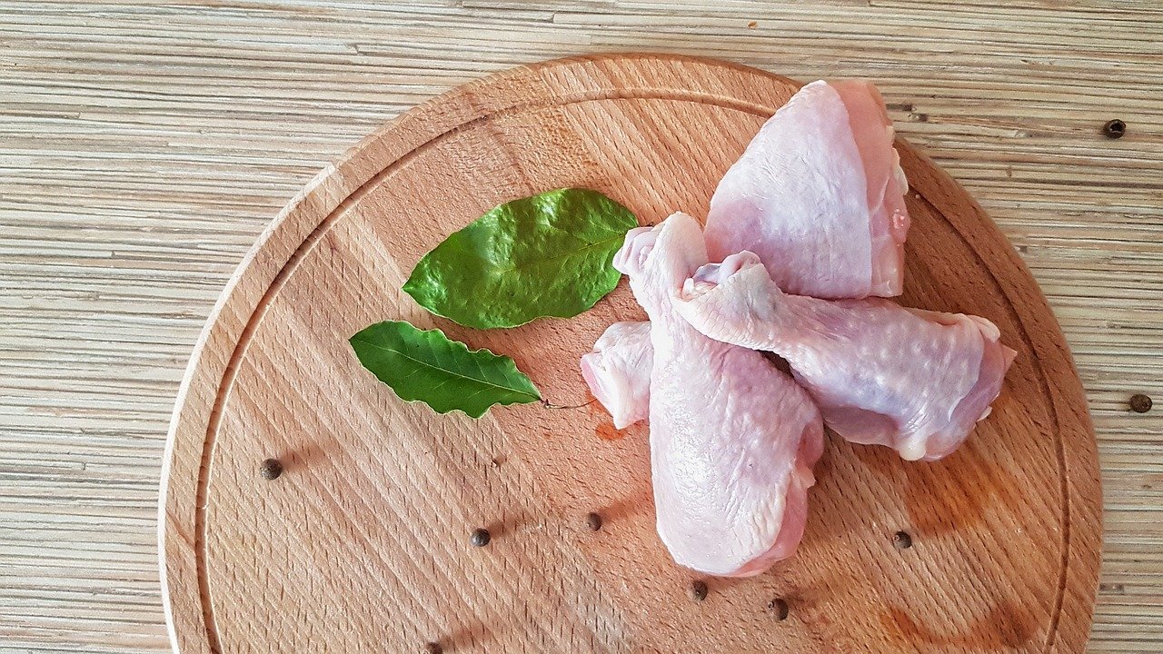 Ne jamais laver le poulet à l'eau courante : une raison que tout le monde devrait connaître !