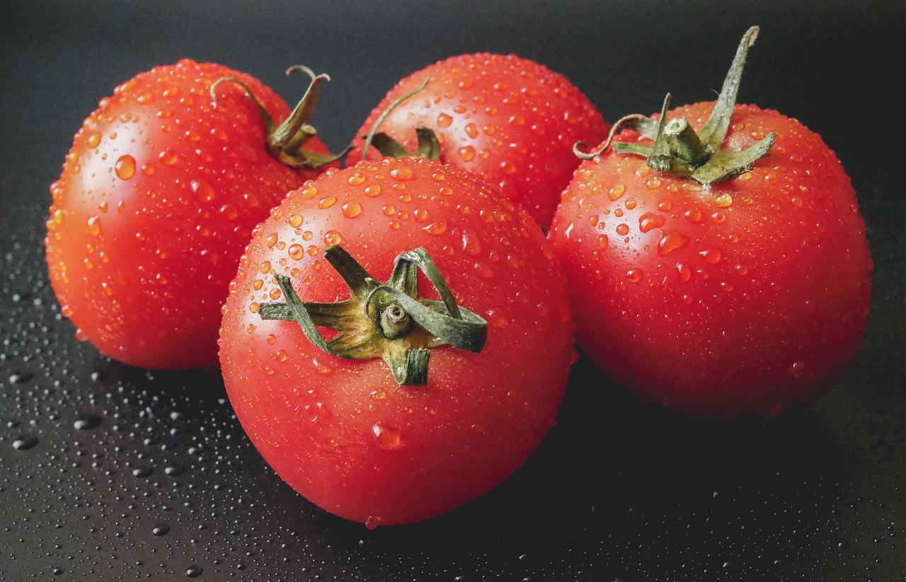 Les tomates restent fraîches pendant 2 ans : sans eau, ni sel, ni vinaigre - la meilleure méthode, peu de gens la connaissent !