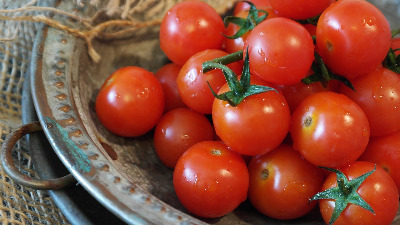 Les tomates restent fraîches pendant 2 ans : sans eau, ni sel, ni vinaigre - la meilleure méthode, peu de gens la connaissent !