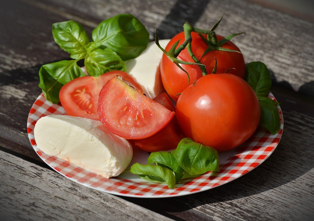 Les tomates restent fraîches pendant 2 ans : sans eau, ni sel, ni vinaigre - la meilleure méthode, peu de gens la connaissent !